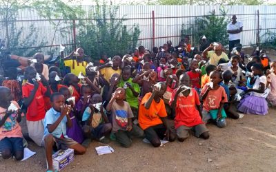 Glückliche Kinder durch eine Tüte Milch